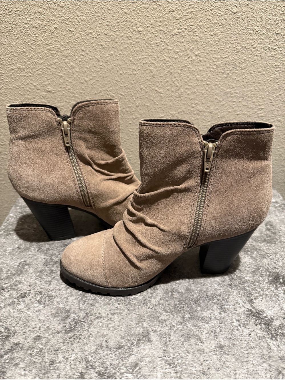 White Mountain Taft Taupe Ruched Suede Ankle Booties w/ Side Zipper Size 8